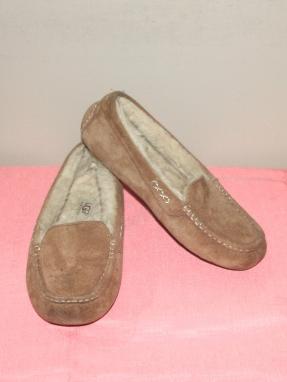 10a    Ladies Ugg slippers - 7 tan